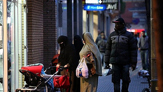Lérida aprueba la prohibición del burka en la calle pero no en espacios «donde sea normal ir con el rostro cubierto»