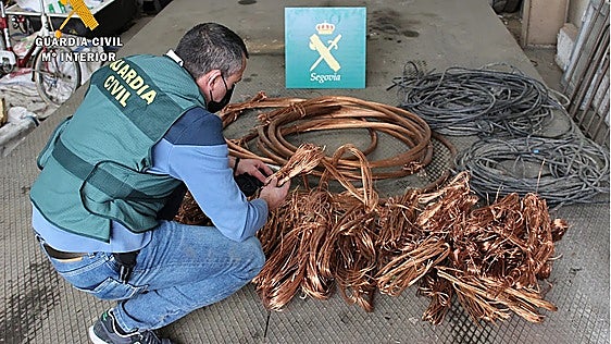 Más de cuarenta calles de Granada se quedan sin luz por el robo de cable de cobre