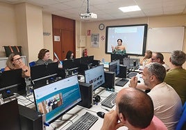 Técnicos municipales durante el curso para la actualización de portales de transparencia.