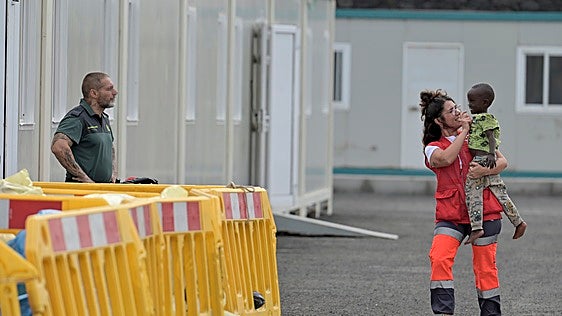 Rescatado un cayuco en El Hierro con 107 personas y varios niños