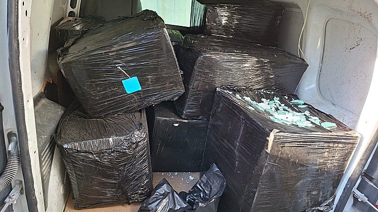 Un subfusil en una furgoneta geolocalizada para transportar 120 kilos de marihuana