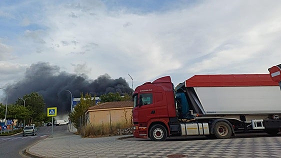 Incendio en la instalación industrial de la empresa Mobec, en el polígono de Los Palancares en Cuenca.
