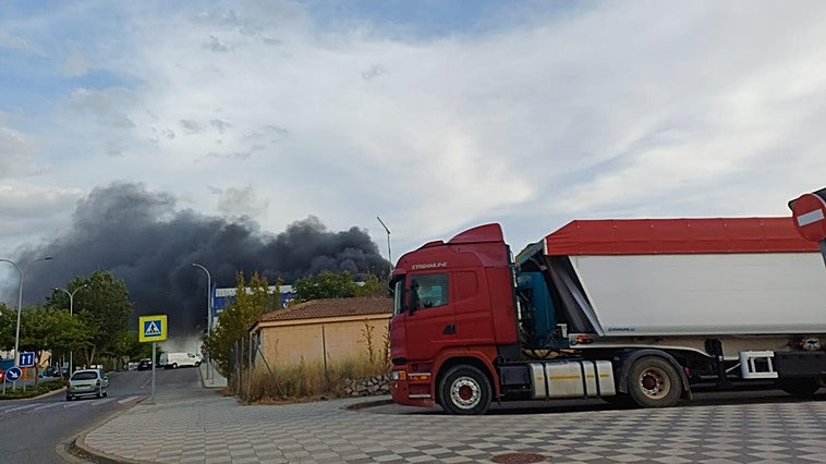 Los bomberos dan por extinguido el fuego en la planta de reciclaje de Cuenca