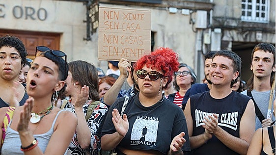 Centenares de gallegos salen a la calle contra el desahucio de Maricarmen: «Fondos buitres, fuera de aquí»