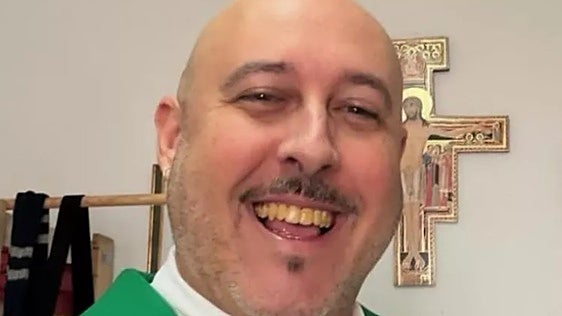 Mossen Voro, cura: «Hay sacerdotes más mayores que creen que soy un payaso. O laicos, incluso. Para algunos que un cura salga bailando es pecado»