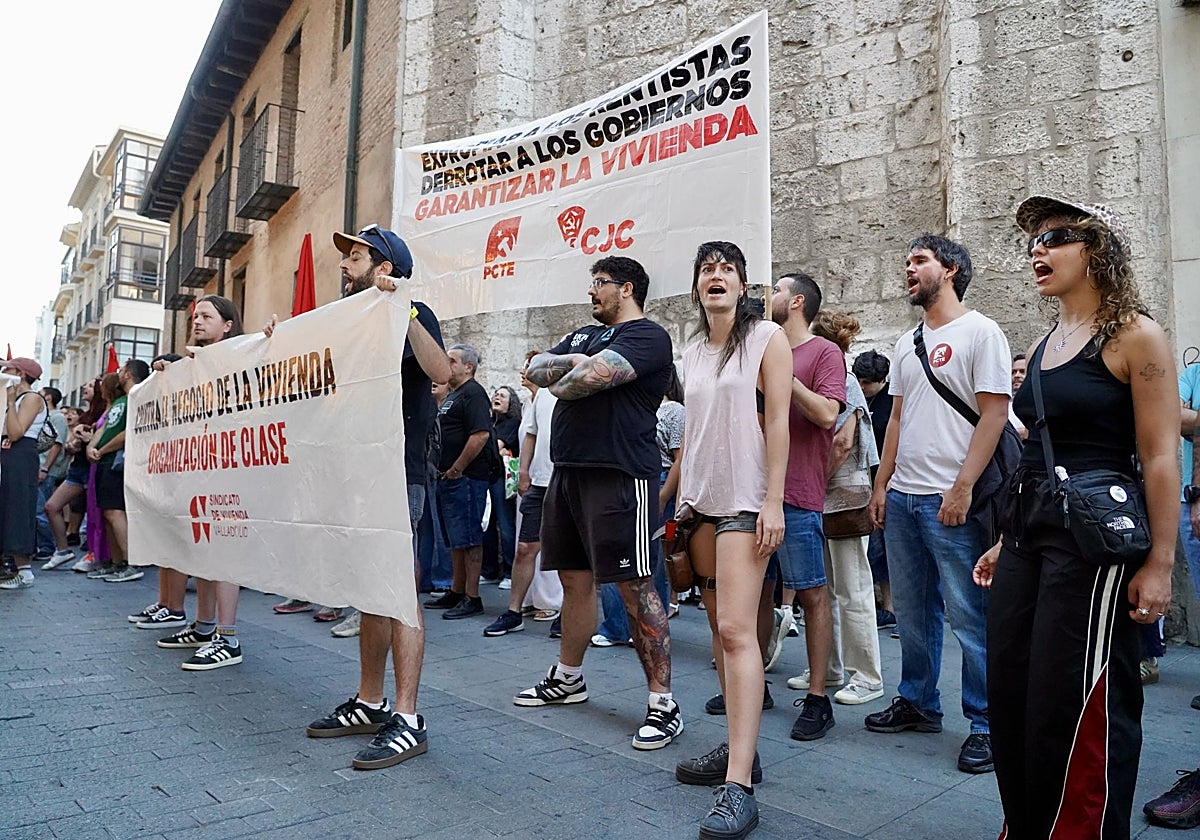 Concentración en Valladolid para protestar por el desahucio de Maricarmen