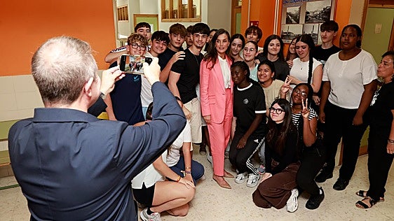 Page, la reina, un móvil y una foto para la posteridad