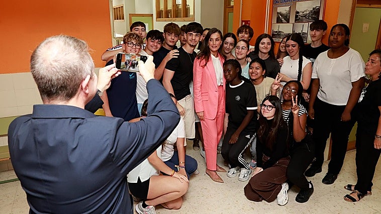 Page, la reina, un móvil y una foto para la posteridad