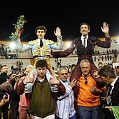 De Miranda, con Quintana, saliendo a hombros de la plaza de Pozoblanco en la corrida de Primavera