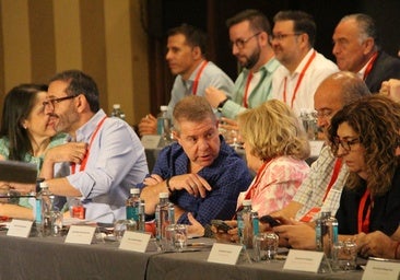 El PSOE de Castilla-La Mancha cierra filas con Page y espera su «sí» electoral