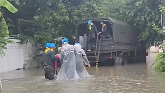 Ejército de Tailandia evacúa a personas mayores para garantizar su seguridad ante las fuertes inundaciones