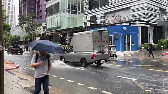 Más de 24 horas de lluvia provoca fuertes inundaciones en Bangkok