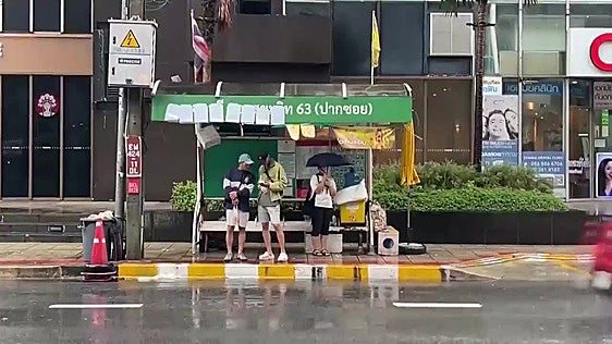 La caída de lluvia por más de 24 horas provoca fuertes inundaciones en Bangkok