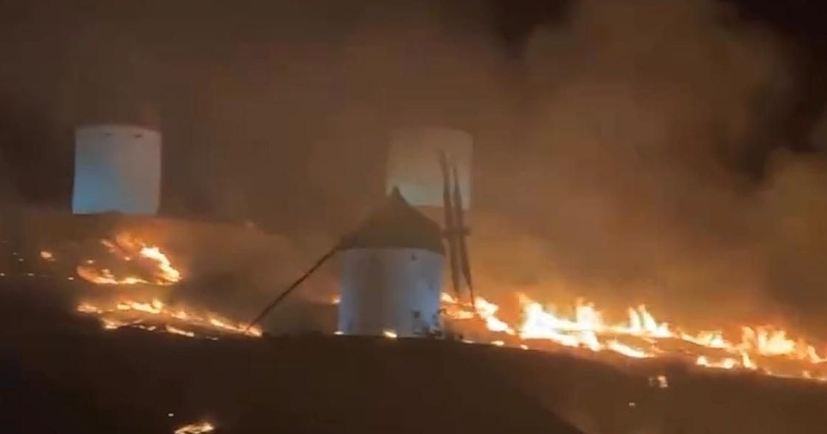 Susto en Consuegra: un incendio rodea los molinos tras los fuegos artificiales de las fiestas