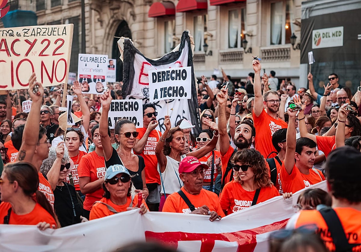 Manifestación contra el desahucio de Maricarmen y en protesta por la crisis de la vivienda, en imágenes