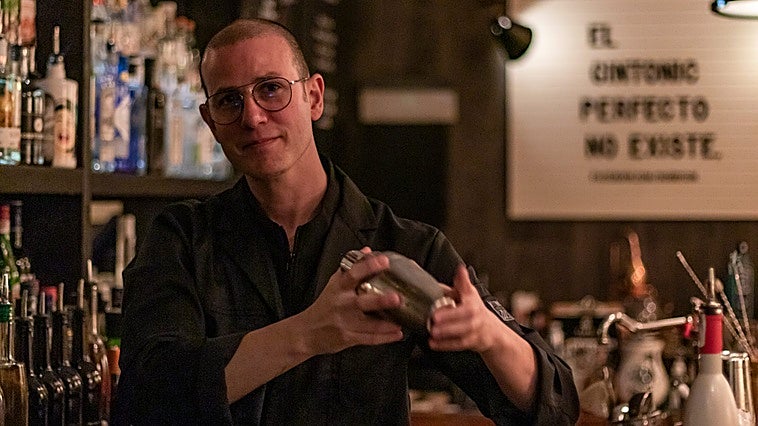 Alberto Pizarro, bartender: «Hay una caída del consumo de alcohol, pero también es porque se está retrasando la edad de ir al bar»