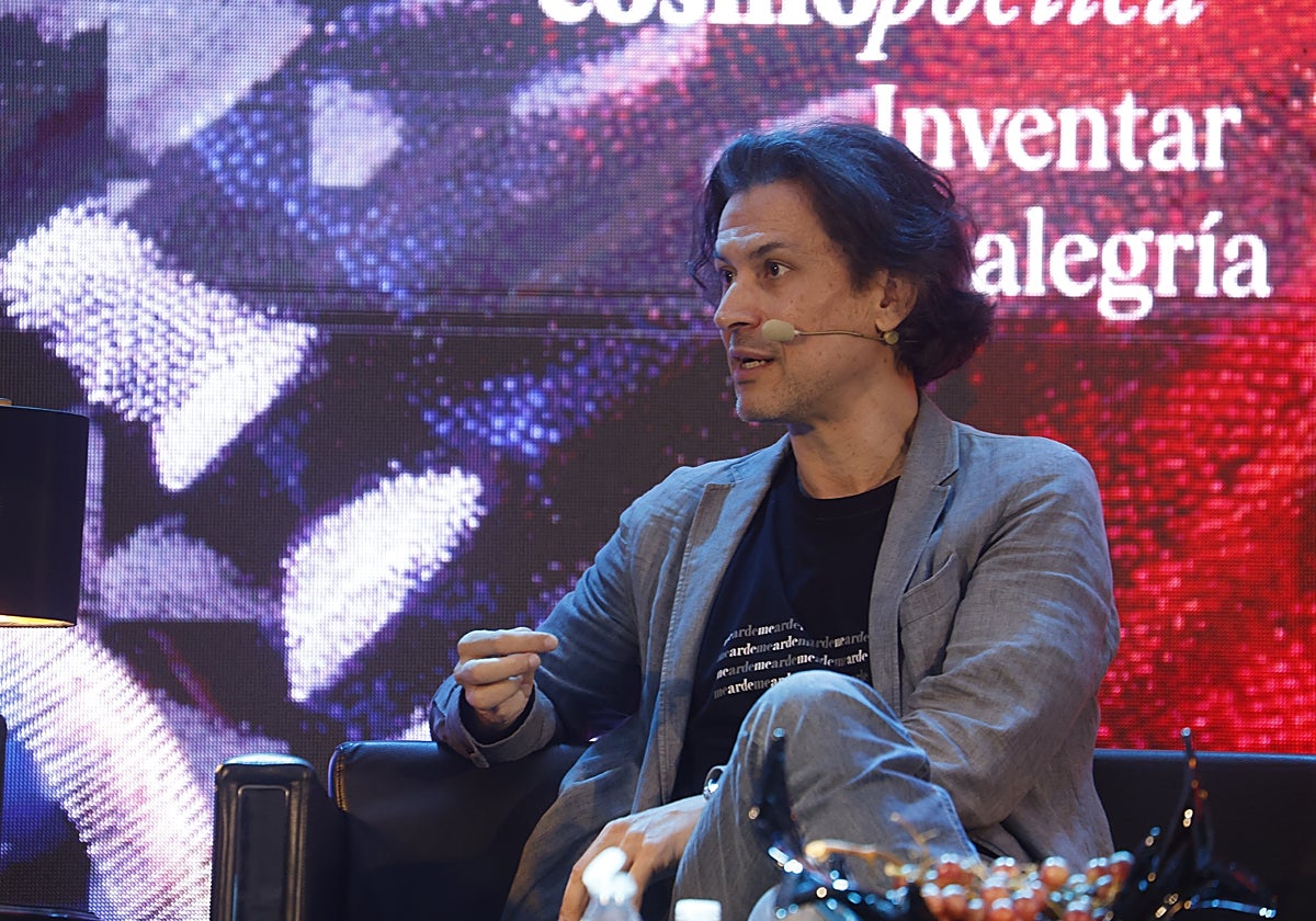 Rodrigo Cortés en Cosmopoética: «En mis trabajos literarios lo que hago es deshacer el lienzo en blanco lo antes posible»