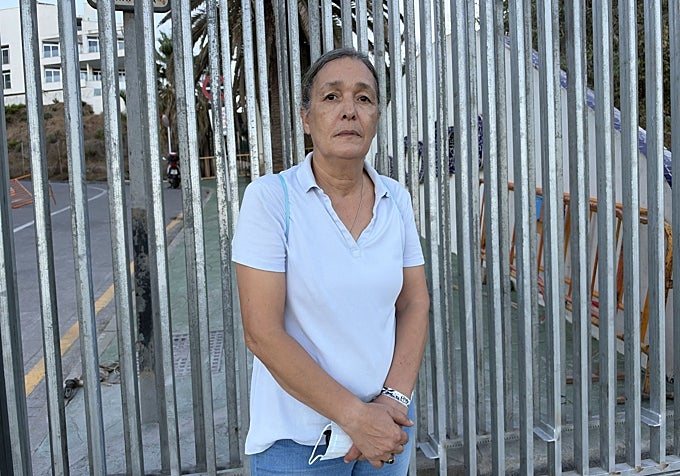 Karima y sus vecinos han tenido que instalar una puerta corredera para proteger la entrada de la urbanización