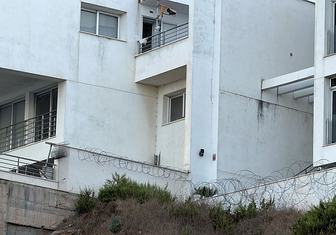 Algunos de los vecinos han instalado alambre de espino y cámaras