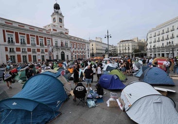La acampada por la vivienda resiste en Sol y afronta con «buen ánimo» la segunda noche al raso