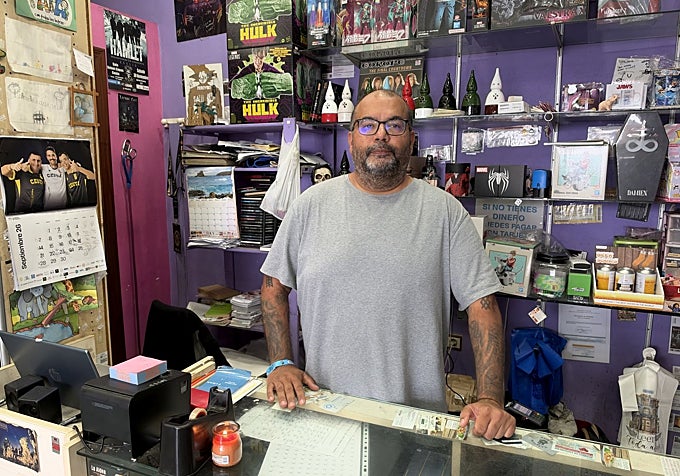 Bikram tras el mostrador de su tienda