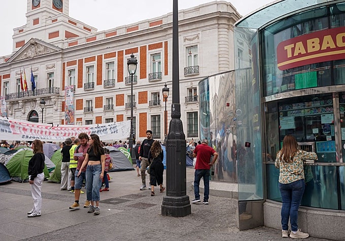 Estanco y tienda de souvenirs junto a la acampada en Sol.