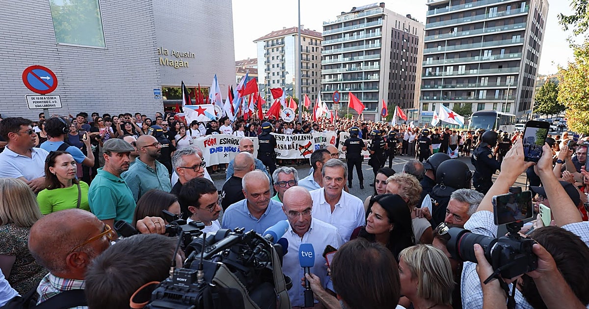 Vox denuncia a la alcaldesa de Santiago por el boicot a su acto en la capital gallega