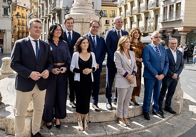 Alcaldes (como las de Zaragoza, Huesca y Teruel) y representantes institucionales, esta mañana en la plaza del Torico de Teruel.