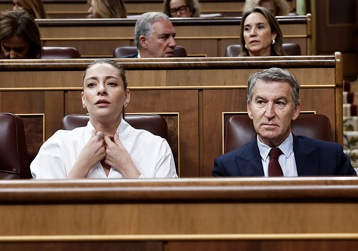 La portavoz popular en el Congreso, Ester Muñoz, junto al líder popular, Núñez Feijóo, al inicio de la sesión de control al Gobierno, este miércoles en el Congreso.