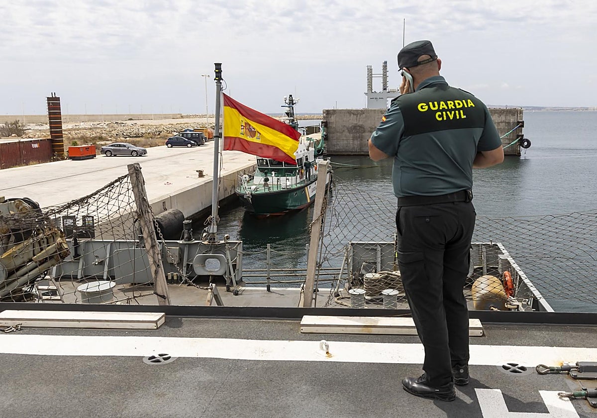Hallan un cuerpo sin cabeza ni extremidades flotando en la costa de Sagunto (Valencia)