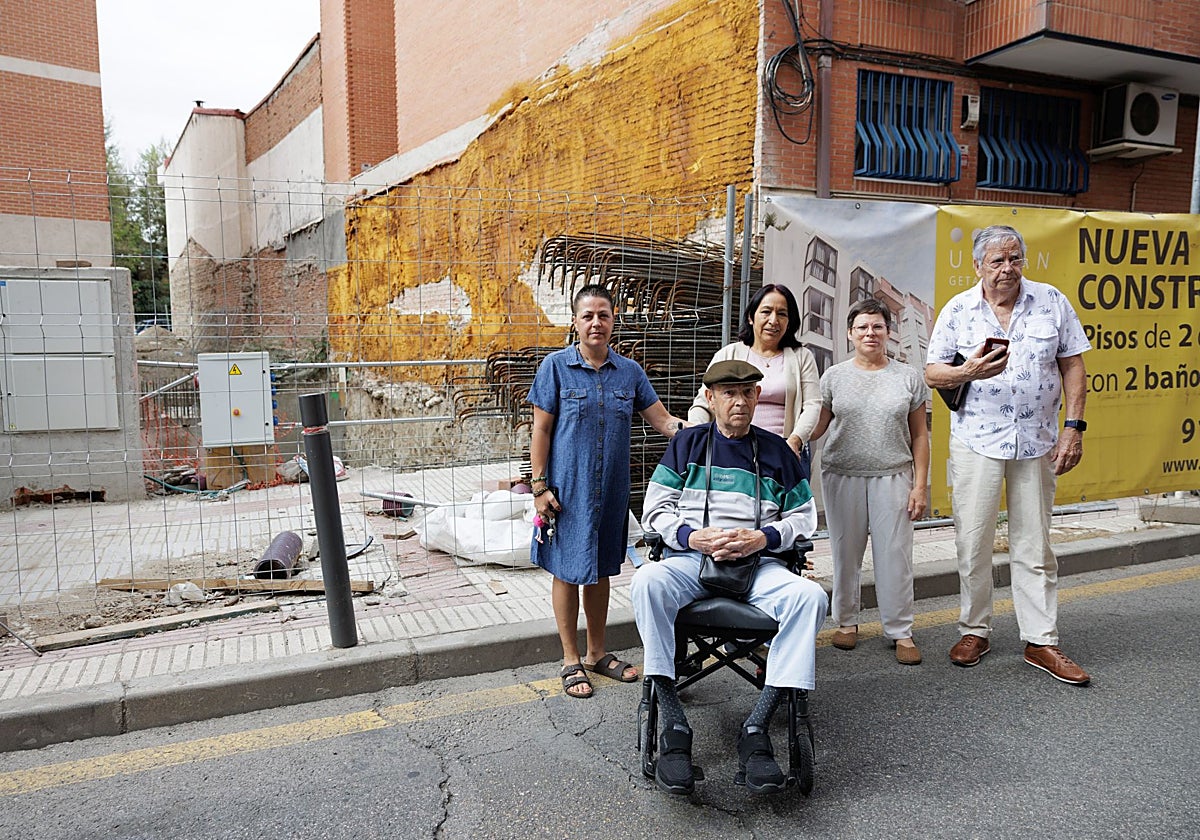 La obra sin grúa que hace agua en Getafe: «Huele mal y tenemos las casas llenas de mosquitos»