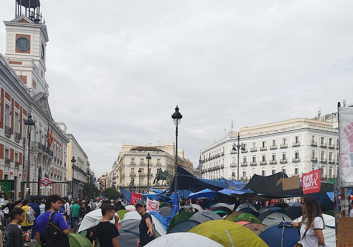 El Gobierno de Ayuso recuerda, ante las quejas de los acampados, que el reloj de Sol suena todos los días