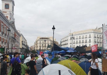 El Gobierno de Ayuso recuerda, ante las quejas de los acampados, que el reloj de Sol suena todos los días