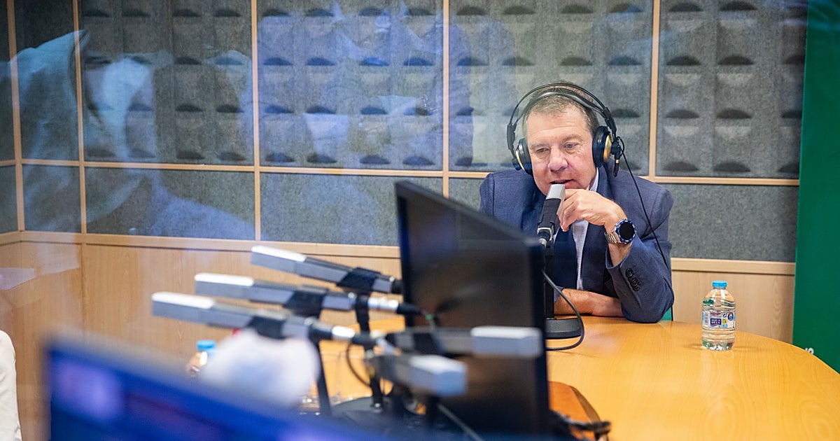 Page sitúa al PSOE actual «en los límites» de la Constitución y con «un pie fuera»