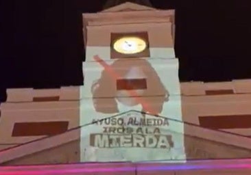 Los acampados en Sol revientan el homenaje a Ceuta proyectando mensajes contra Ayuso y Almeida en la Real Casa de Correos