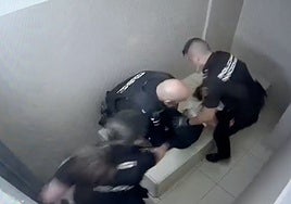 Momento de la agresión de la detenida a los agentes dentro del calabozo.
