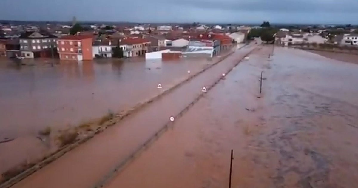 Una riada inunda Madrigueras (Albacete), arrastra vehículos y corta sus principales accesos