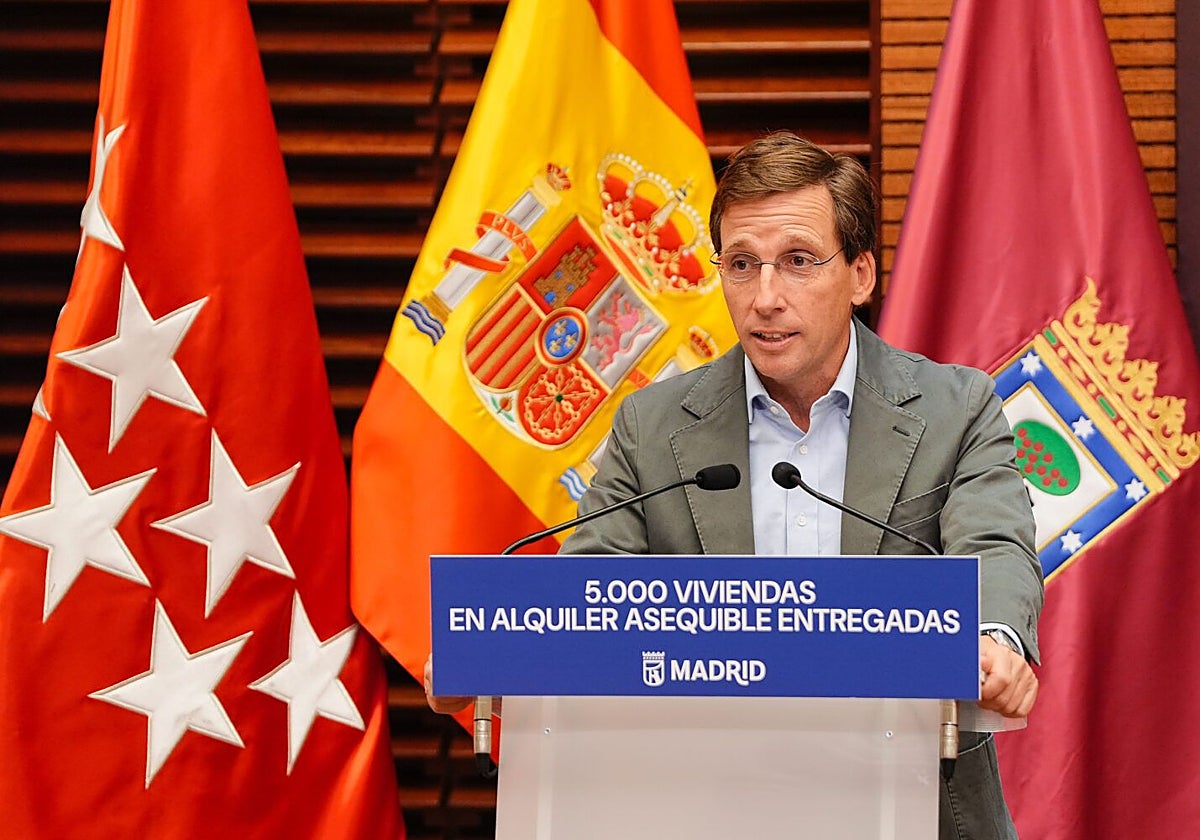 Almeida entrega su vivienda 5.000 desde que es alcalde y presume de modelo frente a la «política de grito»
