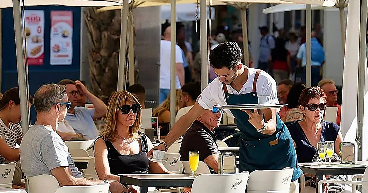 El paro en Canarias baja un 2,9%, 4.156 personas menos