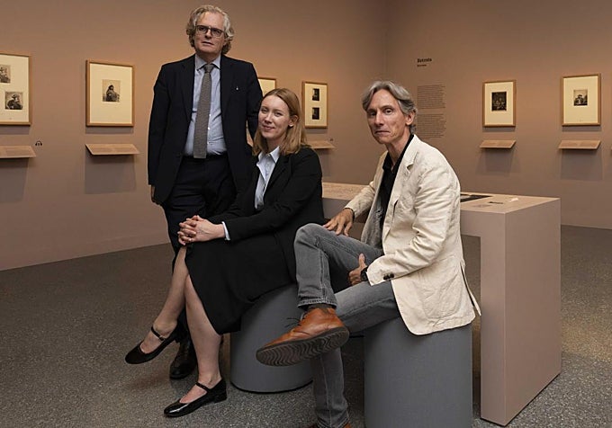 Hugo Chapman, responsable del Departamento de Grabados y Dibujos del British Museum; Olenka Horbatsch, comisaria del British Museum; y Álvaro Borrás, director de CaixaForum València