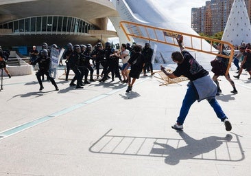 Nueve policías heridos y un detenido en los disturbios en la manifestación por la vivienda de Valencia