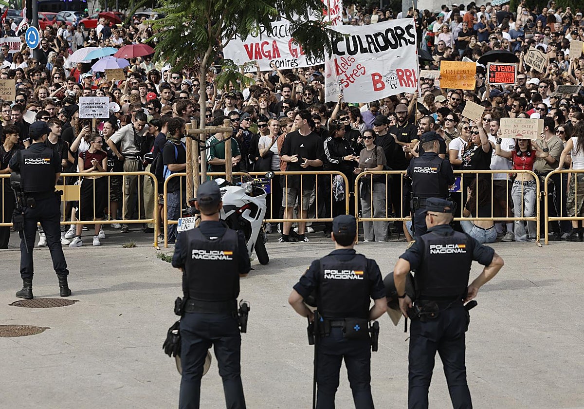 Disturbios y cargas policiales en Valencia tras intentar entrar los manifestantes a un congreso inmobiliario