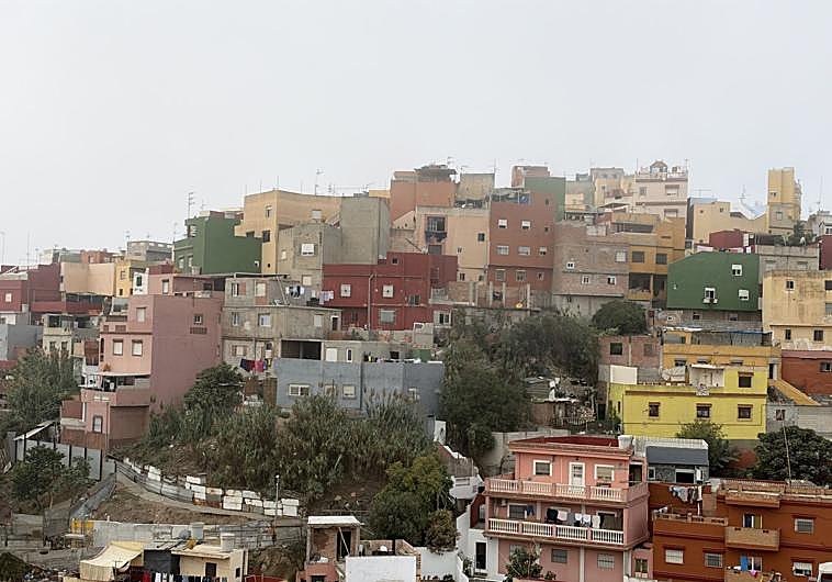 Imagen principal - De arriba a abajo, el barrio del Príncipe; tiendas de campaña que algunos vecinos alquilan a los inmigrantes, y Kamal, el Obama del Píncipe, presidente de los vecinos durante 16 años