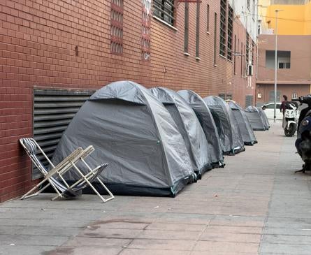 Imagen secundaria 1 - De arriba a abajo, el barrio del Príncipe; tiendas de campaña que algunos vecinos alquilan a los inmigrantes, y Kamal, el Obama del Píncipe, presidente de los vecinos durante 16 años 