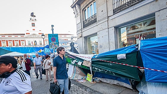 La acampada de Sol en los accesos de los comercios de alrededor.