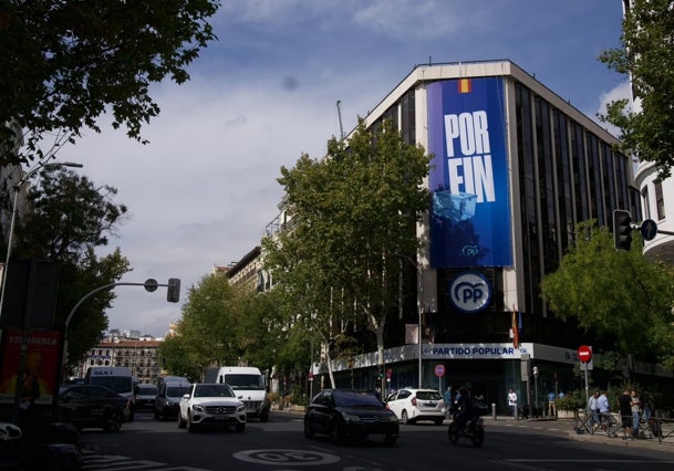 Lona que ha desplegado el PP en Génova.