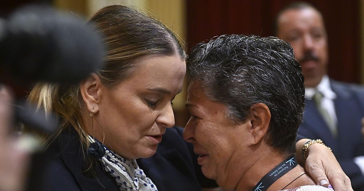 El PSOE balear lleva a una mujer desahuciada al pleno y acaba abrazada y llorando con Prohens