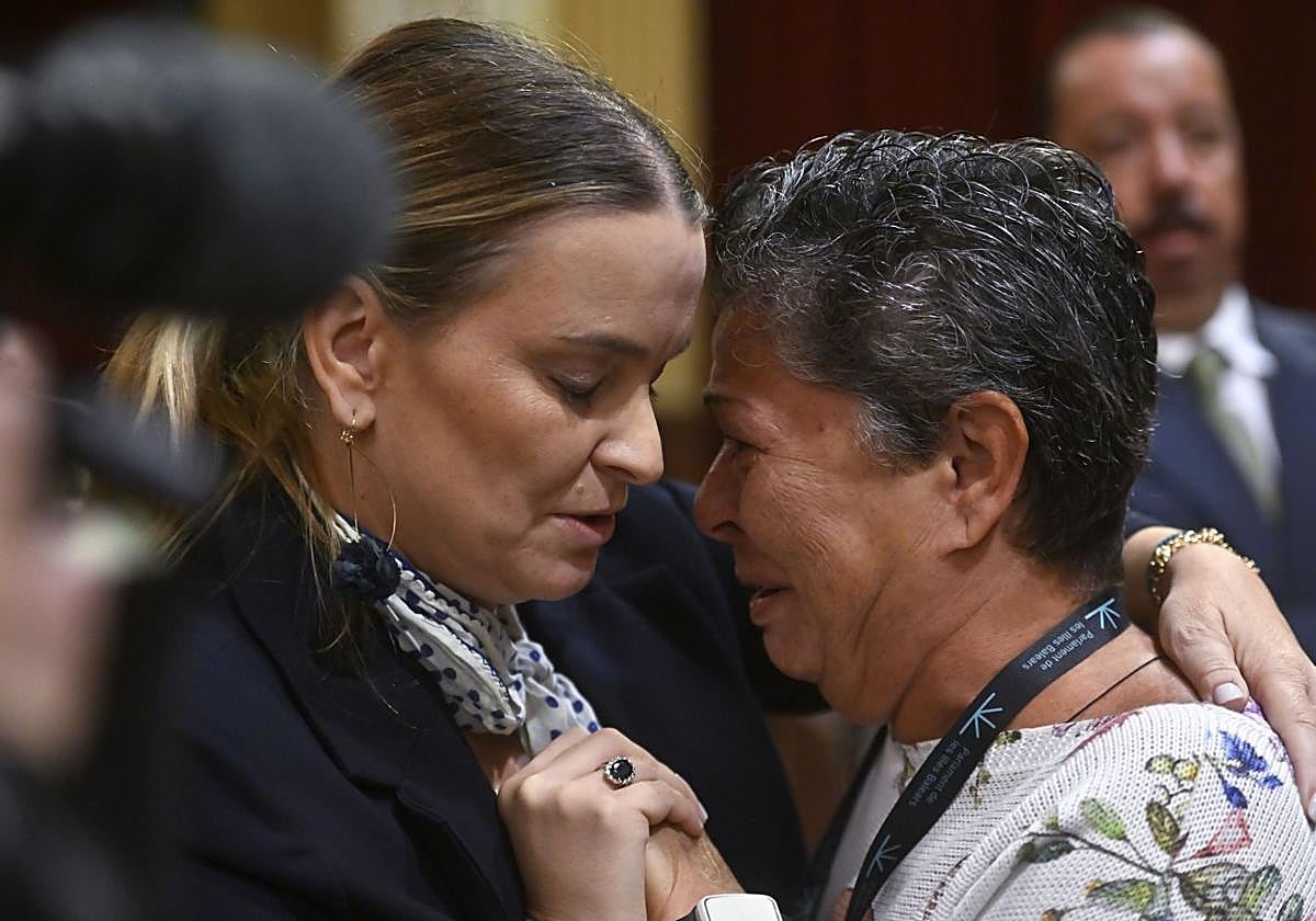 El PSOE balear lleva a una mujer desahuciada al pleno y acaba abrazada y llorando con Prohens