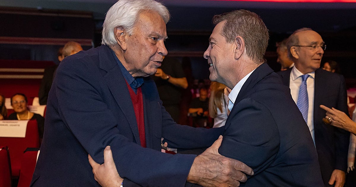 Una foto de película: García-Page, Felipe González y Núñez coinciden en la alfombra roja de la Gran Vía