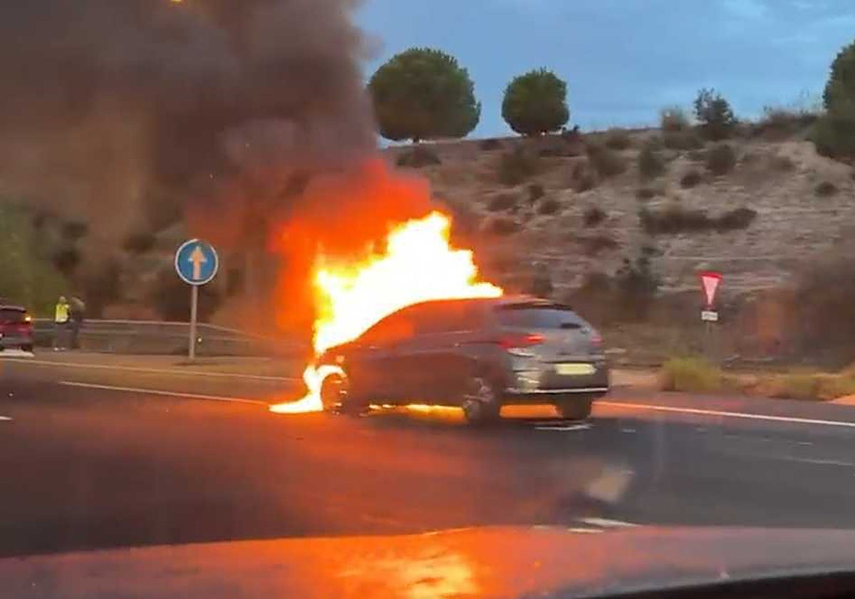 Un coche arde en la M-40 y una colisión en cadena deja dos heridos leves en el otro sentido